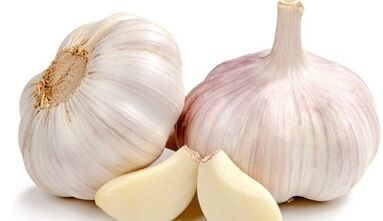 The use of garlic against fungus in the legs