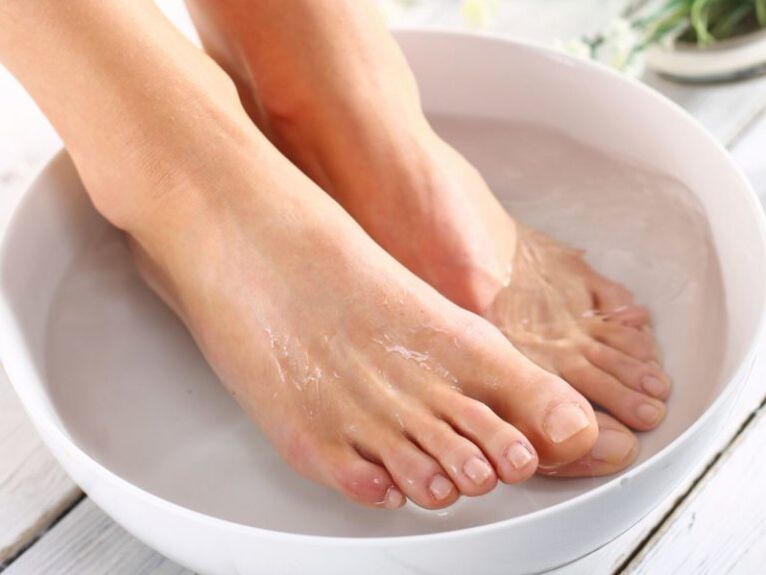 Therapeutic bath to fight foot fungus
